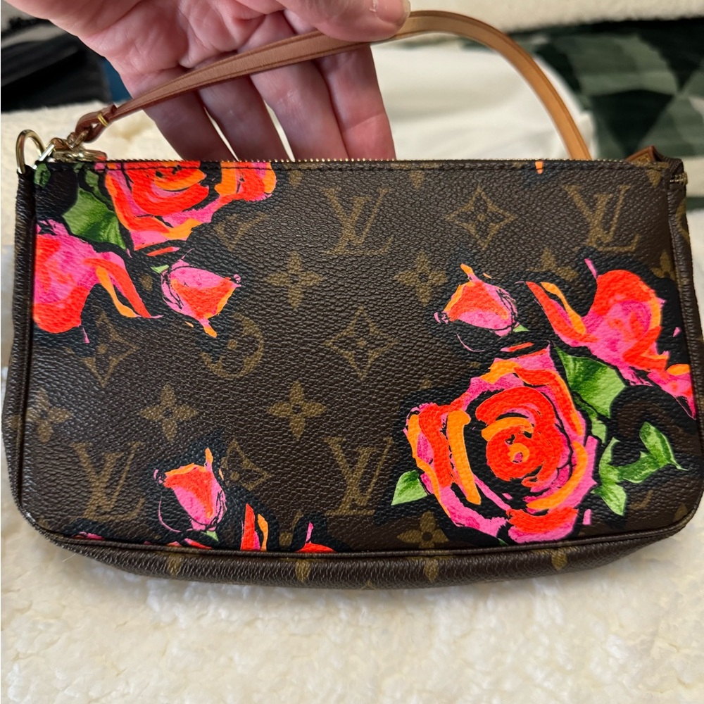 Louis Vuitton RARE Roses Pochette Accessories in like new condition - Picture 5 of 11